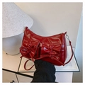 Sac bandoulière rouge foncé brillant avec nœud papillon et deux poches avant - Rouge