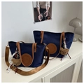 Détail de sacs fourre-tout en nylon bleu marine avec anses en cuir brun et breloque ours - Bleu foncé / Grand