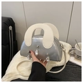 Nahaufnahme silberne Muscheltasche mit Perlenanhängern und weißem Griff in der Hand - Silber Und Weiß
