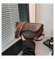 Detail der dunkelbraunen Satteltasche mit Webtextur und verstellbarem breitem Schultergurt - Braun
