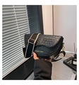 Detail der schwarzen Satteltasche mit Webstruktur und breitem Canvas-Schultergurt - Schwarz