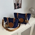 Borsa tote in nylon blu navy con manici in pelle marrone e tracolla regolabile - Piccolo / Senza Ciondolo / Blu scuro