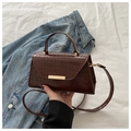 Sac carré marron foncé motif crocodile avec boucle dorée et bandoulière amovible - Café