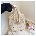 Detalle de bolso tote tejido con perlas de colores, flores y libro de estilo francés - Blanco