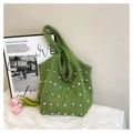 Detalle de bolso tote verde de ganchillo con perlas de colores y textura de punto - Verde