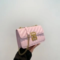 Borsa a tracolla rosa in pelle verniciata con trapuntatura a V e fibbia dorata - Rosa