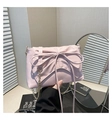 Detailansicht der rosa PU-Ledertasche mit Schleife und goldener Kettenriemen - Rosa
