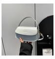 Details der weißen Leder- und Silber-Pailletten-Handtasche mit goldenem Riemen - Silber