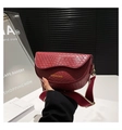 Detail der roten Satteltasche mit Webstruktur, goldener Schrift und breitem Stoffriemen - Rot
