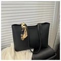 Bolso tote negro minimalista de cuero con un pañuelo de seda estampado vintage en el asa - Negro