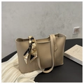 Vista superior detallada del bolso tote beige con pañuelo de seda y textura de cuero - Caqui