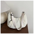 Dettaglio borsa a mezzaluna in nylon bianco sporco con tracolla regolabile su legno - Bianco