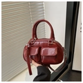 Detailansicht der glänzenden roten Boston-Tasche aus Lackleder mit Doppeltaschen und Reißverschluss - Rot