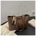 Detalle de un bolso tote de cuero marrón con un pañuelo de seda en el asa - Marrón Oscuro