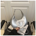 Detail der silbernen Metallic-Hobo-Tasche mit Herz-Spitzen-Patch und Reißverschluss - Silber