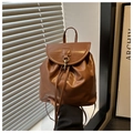 Detalle de una mochila vintage en cuero sintético marrón oscuro con cordón y solapa - Marrón