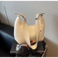 Dettaglio della borsa hobo a mezzaluna bianco crema con tracolla larga e fibbia d'oro - Bianco Sporco