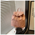 Detalle macro de mochila de cuero PU rosa con cierre de solapa y hebilla metálica - Rosa
