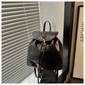 Detalle de mochila de cuero PU negro con cierre de cordón y hebilla de metal dorado - Negro