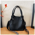 Borsa a secchiello in pelle nera con tracolla larga a motivi geometrici bianchi e neri - Nero