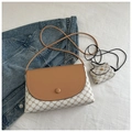 Detail der Color-Block-Tasche mit Vintage-Muster und passendem Mini-Beutel-Accessoire - Cremeweiß 2-teiliges Set