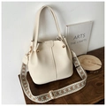 Borsa a secchiello beige in pelle con tracolla jacquard e dettagli dorati - Bianco