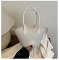 Schicke cremefarbene geflochtene Beuteltasche mit goldenen Details und Ledergriff - Weiß