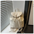 Mochila minimalista de cuero blanco crema con cierre de cordón y hebilla de metal - Blanco