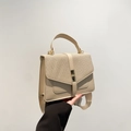 Sac bandoulière beige élégant avec rabat tissé et bandoulière large pour femme - Kaki