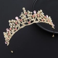 Detail der rosa Kristall-Goldkrone mit tropfenförmigen Edelsteinen auf schwarzem Grund - Gold Rosa Zirkonia