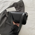 Borsa a tracolla nera minimalista con tracolla larga per uno stile chic quotidiano - Nero