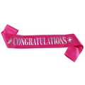 Detalle de banda de satén rosa con texto de felicitación láser y logotipo de una corona - Talla única / Rosa roja con letras holográficas