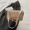 Borsa a tracolla in pelle beige con patta magnetica e fibbia dorata su tracolla larga - Cachi