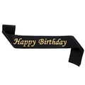 Detail van de zwarte satijnen Happy Birthday sjerp met goudfolie letters en zijdezachte glans - Zwart Met Gouden Letters