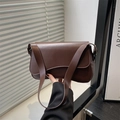 Bolso baguette minimalista marrón oscuro de cuero sintético con cierre de solapa imán - Marrón