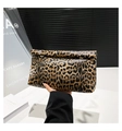 Dettaglio della pochette leopardata con patta rettangolare e fibbia in metallo elegante - Marrone