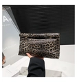 Pochette classica in pelle leopardata con borchie dorate per la donna moderna - Marrone