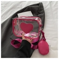 Dettaglio borsa a tracolla in PVC trasparente con cuore rosa e tracolla larga - rosa acceso