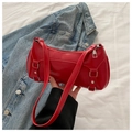 Bolso de hombro rojo vibrante en charol brillante con elegantes remaches plata - Rojo