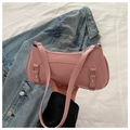 Bolso baguette rosa minimalista con hebillas plateadas y correa de hombro fina - Rosa