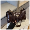 Detailansicht der dunkelbraunen Leder-Umhängetasche mit goldener Schnalle und Nieten - Kaffeebraun