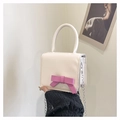 Borsa a tracolla bianco crema con fiocco rosa e catena metallica argentata - Bianco