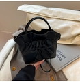 Bolso de mano negro con volantes y detalle de lazo para un estilo primaveral - Negro