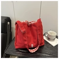 Bolso bandolera de lona roja con cierre de cordón y detalle de etiqueta de moda - Azul