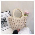 Detail der geflochtenen Strohtasche mit braunen Punkten und Holzperlen-Quaste - Cremeweiß (Mit Anhänger)