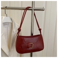 Detalle de bolso baguette rojo con hebilla dorada y correa de hombro anudada vintage - Rojo