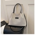 Beigefarbene Canvas-Einkaufstasche mit schwarzen Kontrastgriffen und Fashion-Label - Schwarz