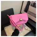 Borsa a spalla rosa in ecopelle con fibbia dorata quadrata e tracolla con nodi - Rosa