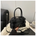 Borsa a mezzaluna nera in vernice lucida con tre cinturini decorativi e fibbie argento - Nero