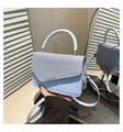 Hellblaue Handtasche mit Patchwork-Design, Gold-Metallleiste und Schultergurt - Blau